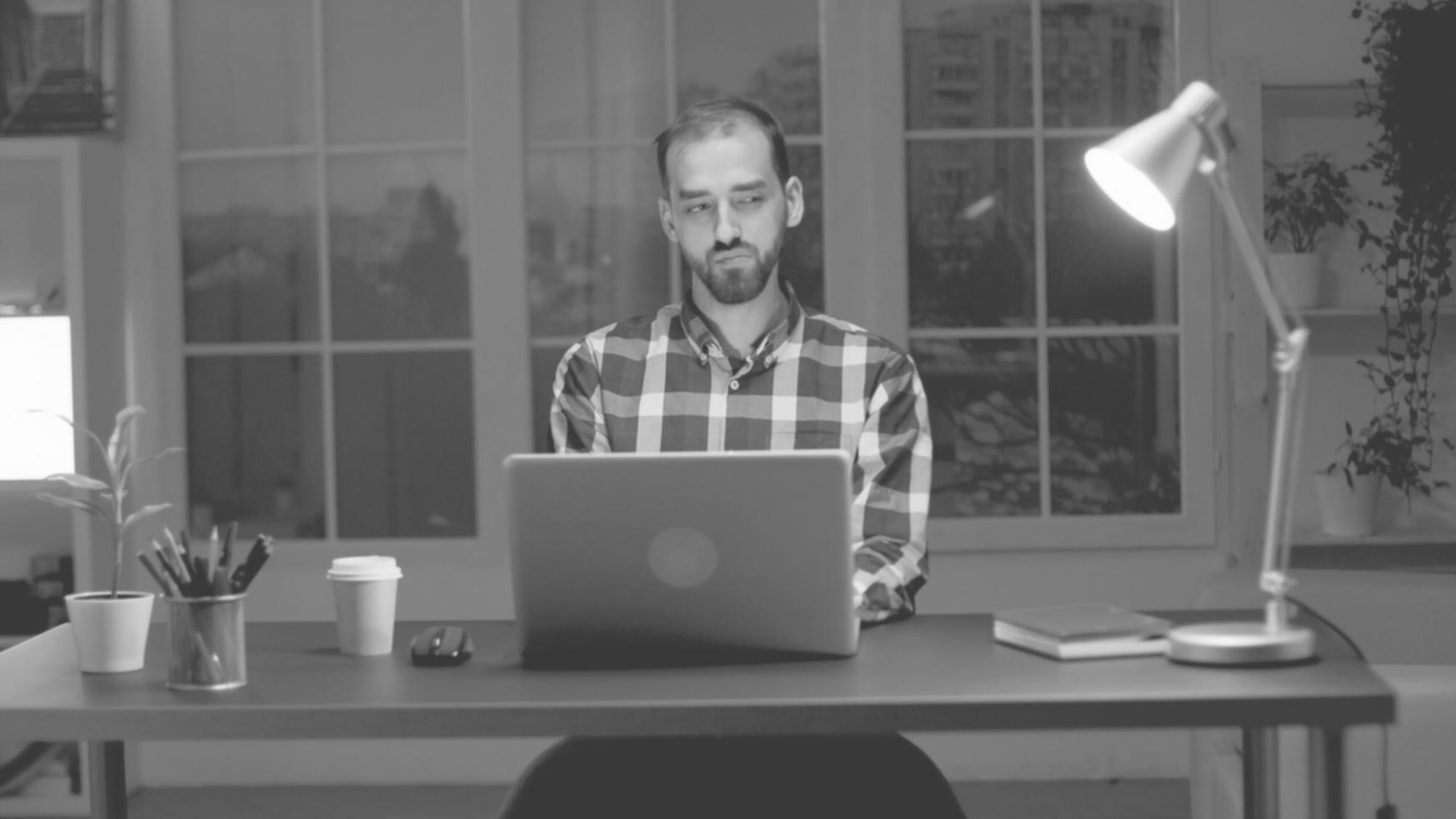 Planificación financiera con gráficos y documentos